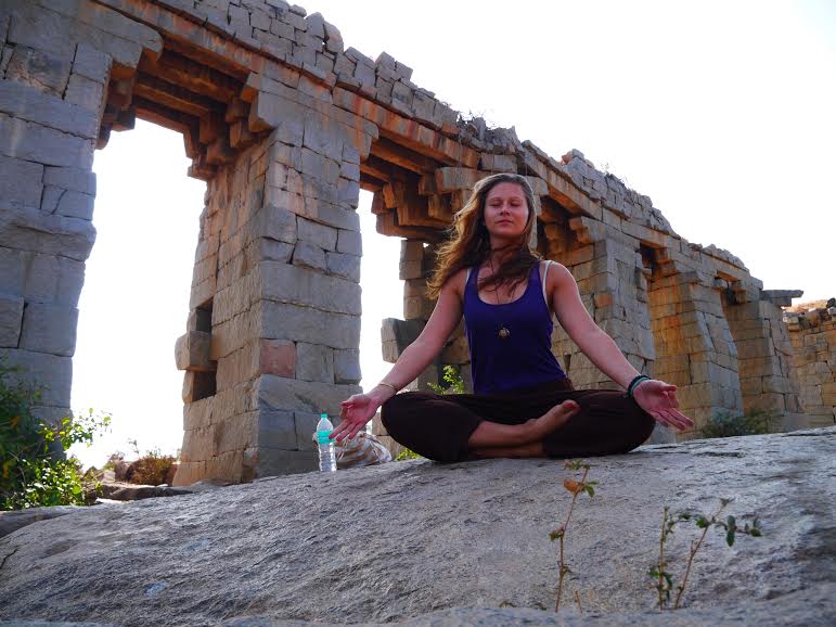 12 Benefits of Practicing Yoga While Traveling