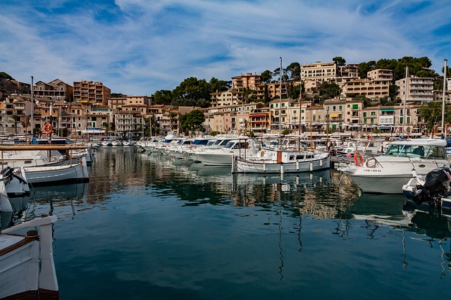 Exploring the Seas: 4 Boat Tours to Try Around Spain